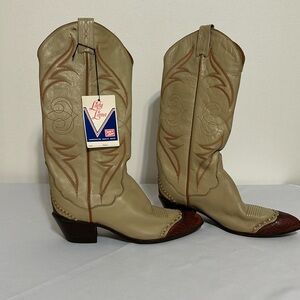 NWT LADY LLAMA VINTAGE COWBOY BOOTS SIZE IS AN 8 narrow